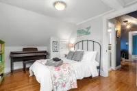 2Br Historic Marblehead Home+Minutes to Beach