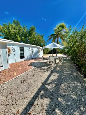Starfish Cottage - Sleeps 4 - Escape the Cold; Our Pool IS Heated!