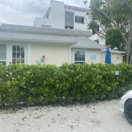 A  Gem on Siesta Key Close to Village - 2Br w Balcony,  1945 Triplex 2nd Floor