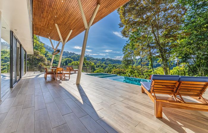 Tropical 4 Bedroom Luxury Home with Pool & Hot Tub