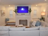 NEW Charming Walk to beach 2-bedroom Coastal Home Hotels in Hull