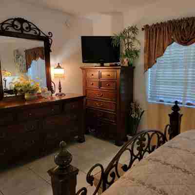 FABULOUS 1BR/1BTH CONDO - 1/2 BLOCK TO BEACH Rooms