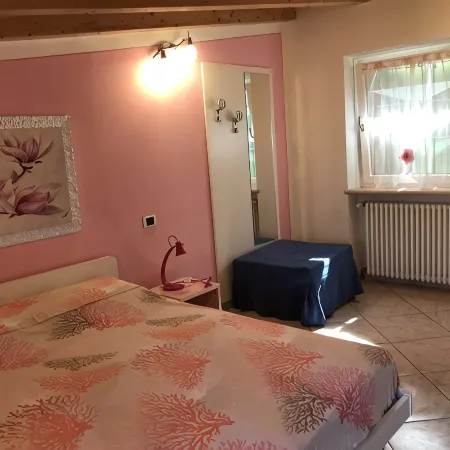 Romantic 2-Bedroom Cottage (Both with Double Beds) Near the Beach, with Garage, TV, and Bicycles.
