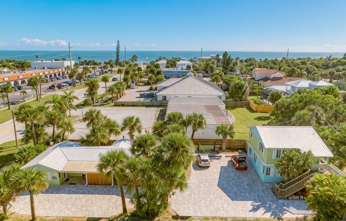 Beautiful downtown Melbourne Beach renovated apartment one block from the beach!
