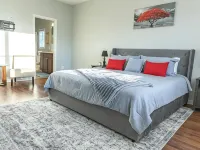 Charming 3-bedroom house in small-town Byron with WiFi, AC, and patio seating. Hotels in Byron