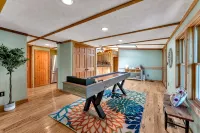 Peaceful Lakefront Cabin Retreat with Hot Tub! - Homestays