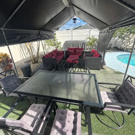Salt Pool, cozy House near Downtown and International Airport