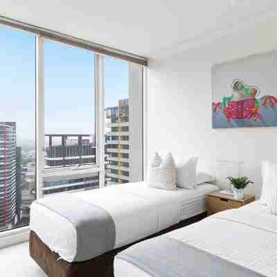 Comfy & Stylish 2BR Apt Next to Crown, City Views Rooms