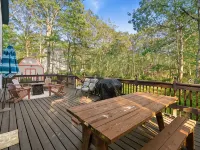 Mountain View Lodge: Bear Creek Lakes - Lake, Pool, Firepit & Pet Friendly Hotels in Penn Forest Township