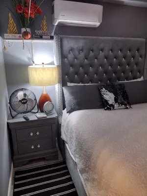 Chic tiny house with 2 bedrooms and 2 bathrooms. Perfect for an overnight stay. - 2-Star