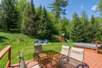 Cozy 3-bedroom cabin in charming Haverhill with Hot Tub, Play Area & Fire Pit - Hytter