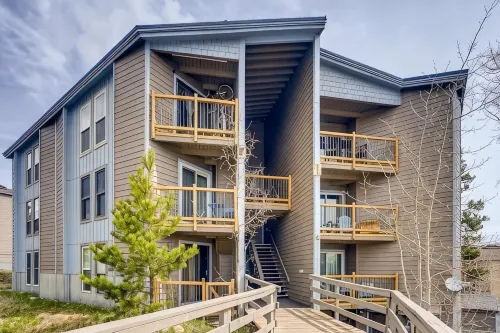 F201 Treehouse 2 Bedroom Condo by RedAwning - Homestays