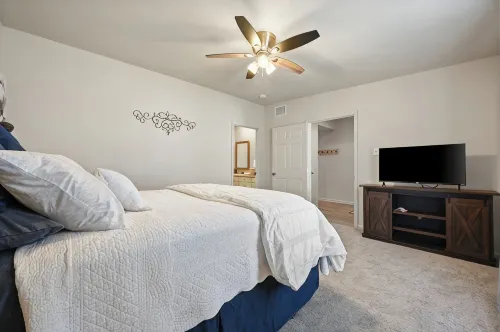 Centrally Located with  Strong Wi-Fi - Homestays