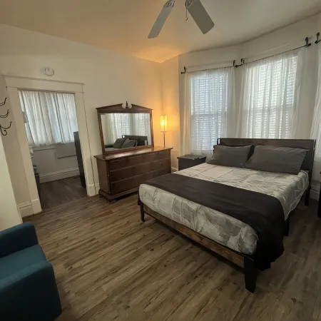 Charming 2-bedroom 1st Floor apartment in lovely Terre Haute with WiFi, AC