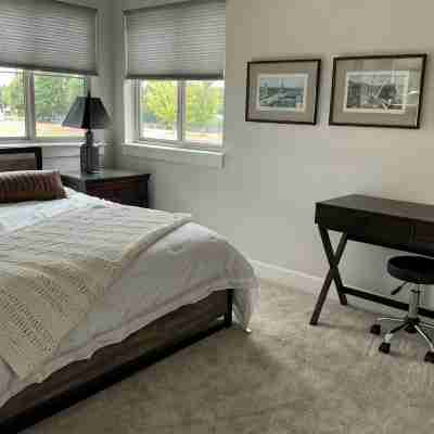 The Track House - 4BR Near UO, Autzen & Hayward, Peaceful & Spacious Rooms