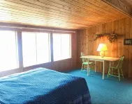 Classic Chelsea Cottage on the Gatineau River and along the famous Chelsea Trail - Homestays