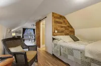 Lakefront! Pine Cone Cottage on Lake McKinley NEW