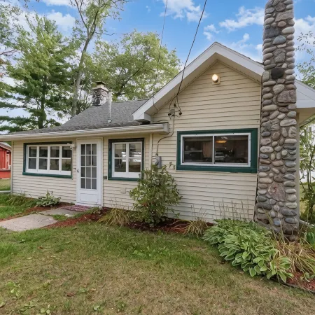 Remodeled! Enjoy the tranquility of a lakefront cottage on Van Etten Lake!
