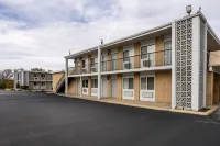 Super 8 by Wyndham Rockford South - 2-Star