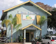 Tahiti Style 5 Star over-Water Bungalow + Lake House Blue + YouTube Video's Pets