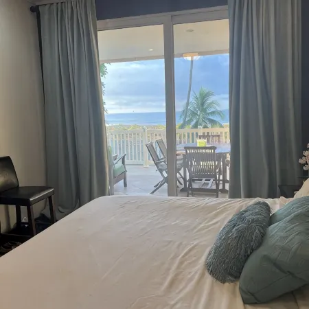Beautiful Beach Front Condo Sleeps 5, Rare Opportunity for Christmas