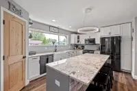 Bright & Modern 4Br with Large Jacuzzi Tub Near Favored Black Hills Attractions - Jacuzzi