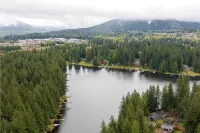 Charming Lakefront Log Cabin - Chalets