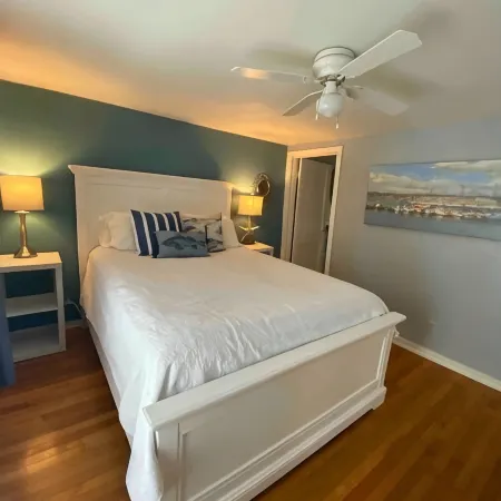 #3 Bright 1-Bdrm suite downtown with parking