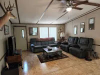 1-1/2 acre Park like wooded setting.  Clean 3/2 with plenty of parking. - 무료 와이파이