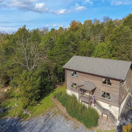 Cabin 80, Luxury 6 bedroom 3 bath Cabin minutes from Downtown Lexington!