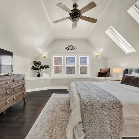 Fun, Style & Comfort Eastside Downtown 4 Bedroom Townhome Near Attractions