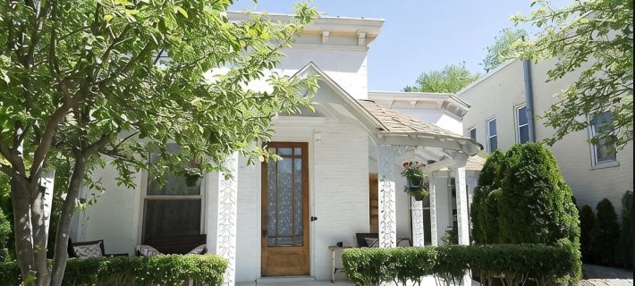 Bungalow on Main!! Các khách sạn ở Madison