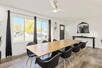 Enjoy the Hot Tub and Gas Fire Pit in This 5 Bedroom 2.5 Bath House