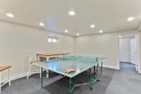 NEW! Modern Mountain 5BR Getaway, 15-40 minutes from 7 ski resorts Sleeps 12
