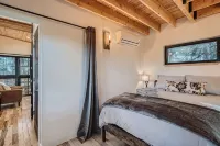 Upscale Treehouse Escape - Hot Tub & Mountain Air - Boutique
