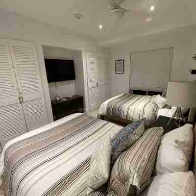 Spacious Penthouse in Paradise, Huge Villa ~ Eagle Beach, rooftop hot tub! Rooms