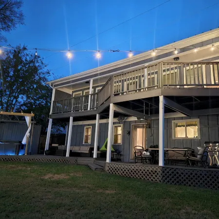 Lakeside Retreat, Hot Tub and Private Fishing Deck