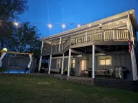 Lakeside Retreat, Hot Tub and Private Fishing Deck