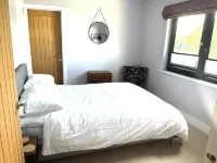 Detached 3 bed 3 bath home 7 mins walk to Padstow Harbour- Pet Friendly Parking - Wi-Fi