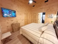 Romantic Honeymoon Cabin with Hot Tub + Outdoor Fireplace + Handicap Accessible - 로맨틱