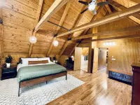 New Listing! Lakefront Cabin | Lake Norman | Sleeps 10 | Large Deck | Kayaks! - Balkoner