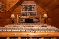 Cozy Secluded 3 BR  Log Cabin with Hot Tub and Wood Burning Fireplace! - Hytter