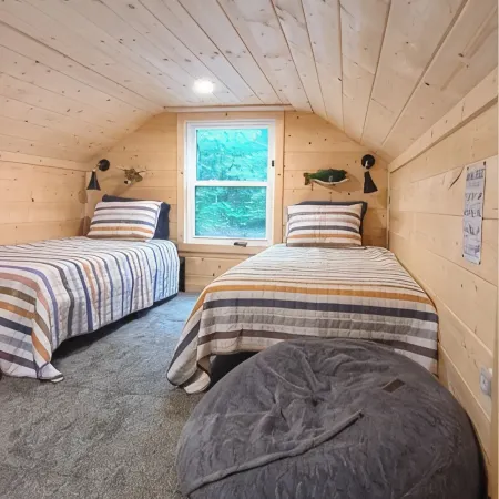 Cozy 2-BR cabin with bonus loft bedroom by the Wine Trail in the Shawnee Forest!