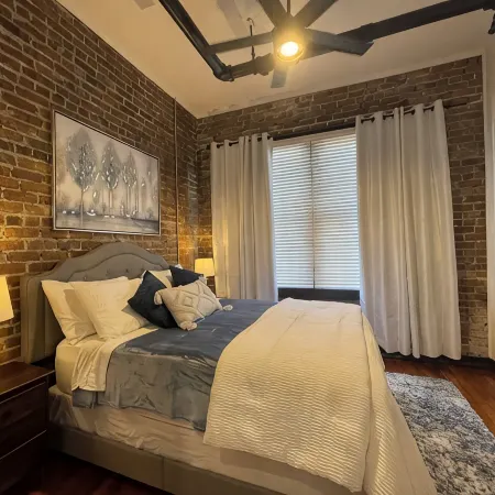 Charming 2-bedroom 2-bath condo with AC and WiFi in pleasant Downtown Hammond!