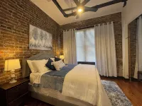 Charming 2-bedroom 2-bath condo with AC and WiFi in pleasant Downtown Hammond!