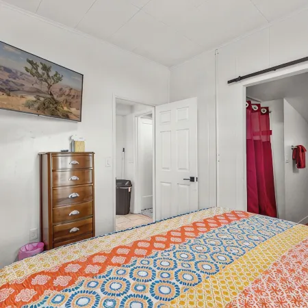 Downtown Burgundy Bungalow w/Fully Fenced Yard, AC, W/D, 3 Smart TVs, Fast WiFi