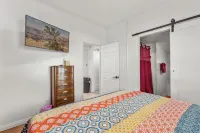 Route 66 Downtown Burgundy Bungalow w/Fenced Yard, AC, W/D, 3 Smart TVs, Wi-Fi - 4 tähden
