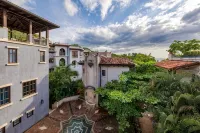Beautiful Mediterranean-Style Penthouse with an Ocean View Balcony - Apartments
