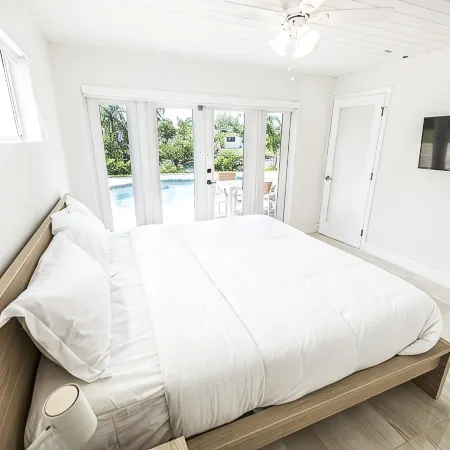 Luxury 5BR 3 Baths On the water Great Location 5 Min to Beach  Heated Salt pool