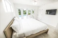 Luxury 5BR 3 Baths On the water Great Location 5 Min to Beach  Heated Salt pool - Villas